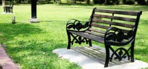 panchina per arredo urbano nel condominio