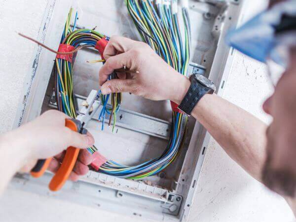 Operaio per assistenza impianto elettrico Operaio per assistenza impianto elettrico