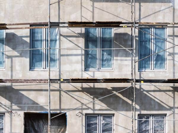 Facciata di un edificio da ristrutturare