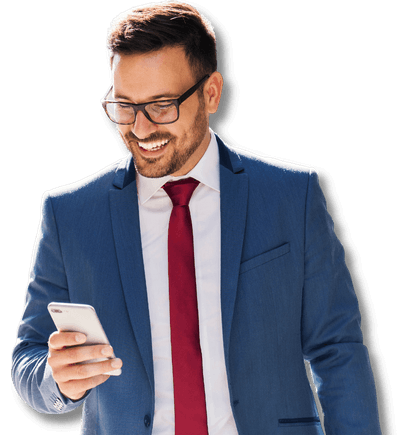 Uomo che guarda il proprio cellulare