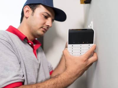 Operaio installa allarme in un condominio Operaio installa allarme in un condominio