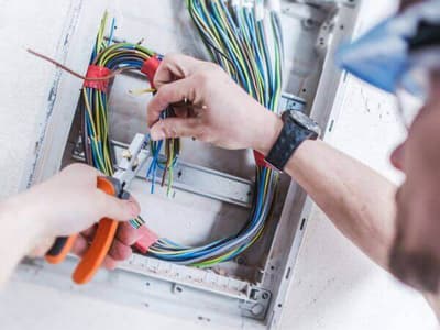 Operaio per assistenza impianto elettrico Operaio per assistenza impianto elettrico