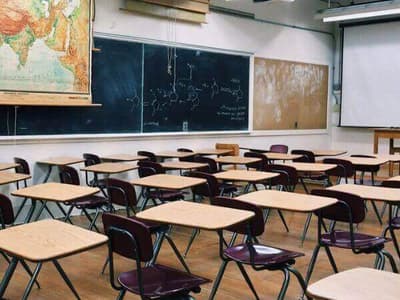 Una classe scolastica con banchi, sedie e lavagna Una classe scolastica con banchi, sedie e lavagna