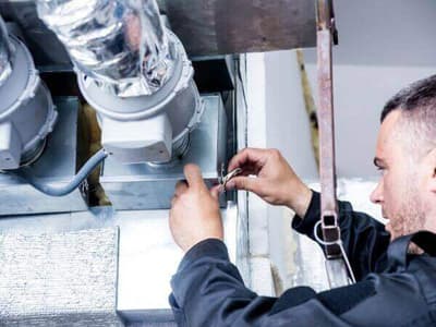 Operaio manutenzione impianto aerazione Operaio manutenzione impianto aerazione