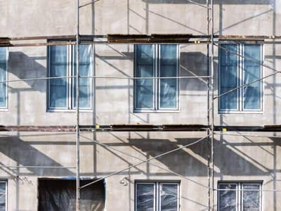 Facciata di un edificio da ristrutturare