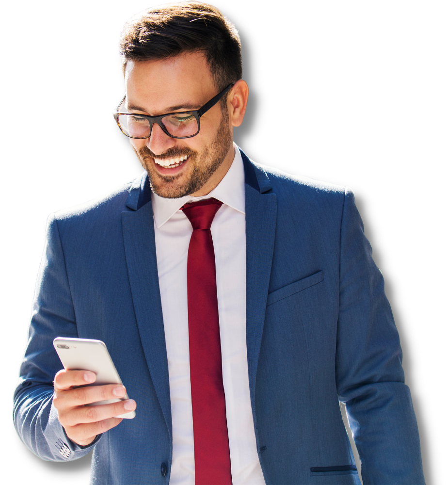 Uomo che guarda il proprio cellulare