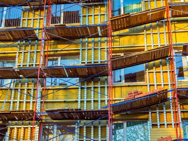 Facciata di un edificio in ristrutturazione