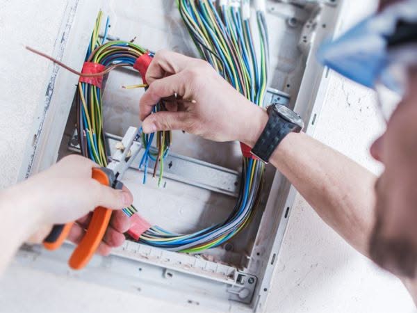 Operaio per assistenza impianto elettrico