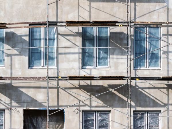 Facciata di un edificio da ristrutturare
